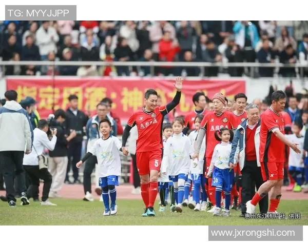 足球明星与球迷共庆胜利时刻展现团结与激情的精彩瞬间 足球明星与球迷共庆胜利时刻展现团结与激情的精彩瞬间