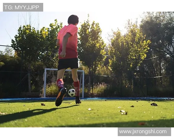 足球明星在绿茵场上展现的精彩踢球动作与技巧解析 足球明星在绿茵场上展现的精彩踢球动作与技巧解析