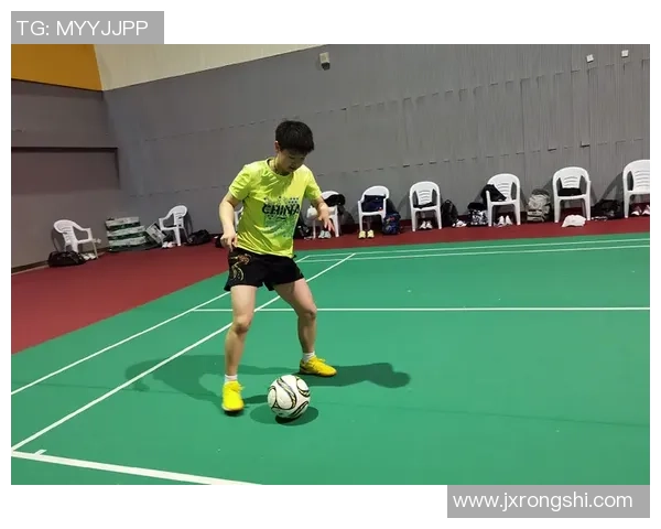 足球明星挑战香蕉球技巧赛展现惊人球技与幽默风采 足球明星挑战香蕉球技巧赛展现惊人球技与幽默风采