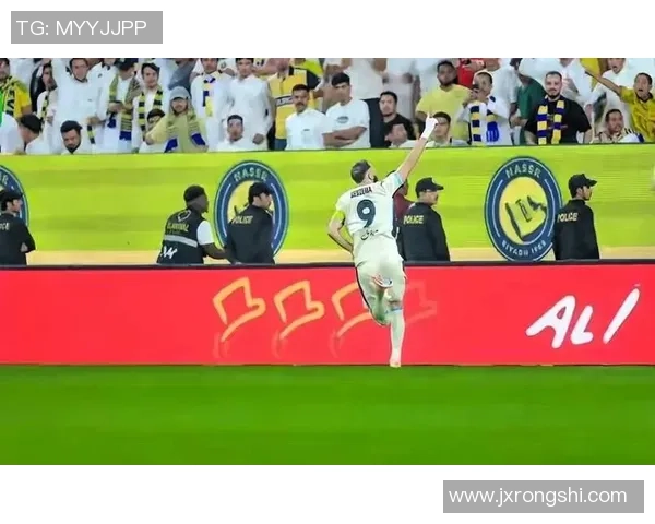 足球明星遭球迷围堵引发热议球迷热情与明星压力的碰撞 足球明星遭球迷围堵引发热议球迷热情与明星压力的碰撞