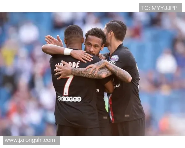 足球明星齐聚一堂内马尔合照展现足球魅力与友谊的精彩瞬间 足球明星齐聚一堂内马尔合照展现足球魅力与友谊的精彩瞬间